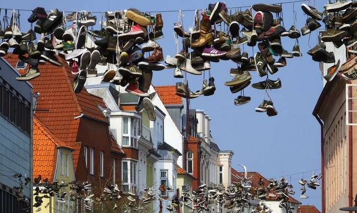 для чего вешают кроссовки +на провода для чего вешают кроссовки +на провода
